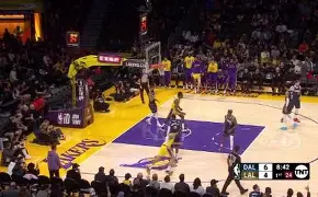 乐动体育-包含湖人球星三分绝杀，全场观众热烈欢呼，继续为了网上社区过程无法.的词条